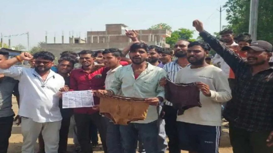भोपाल में ऑटो चालकों का अनोखा प्रदर्शन: हाथों में अंडरवियर लेकर सरकार से की किराया बढ़ाने की मांग