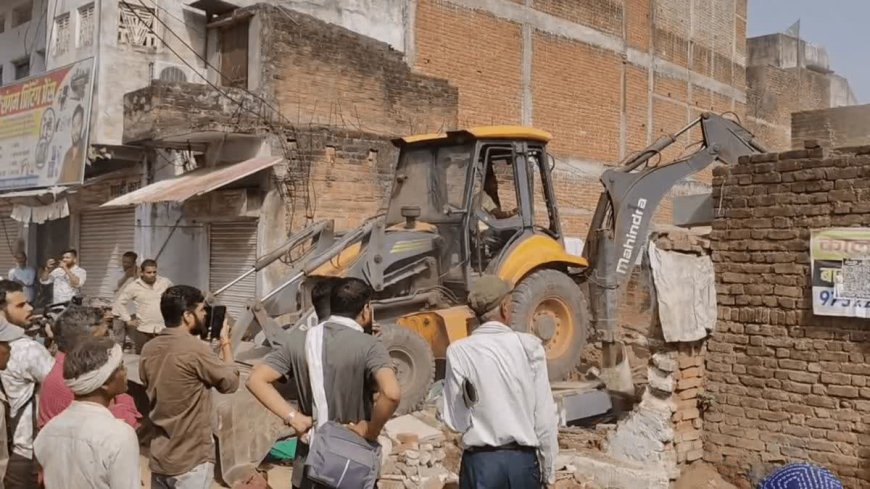 छतरपुर में चला प्रशासन का बुलडोजर: PWD की करोड़ों की जमीन से हटाया अतिक्रमण, हिंदू संगठनों के विरोध के बाद कार्रवाई रुकी